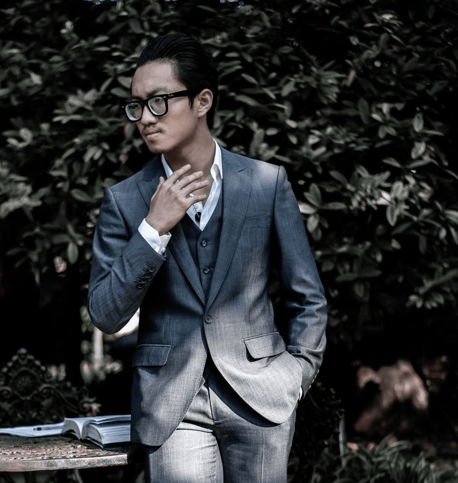 Khách hàng mặc suit ba mảnh xám may đo