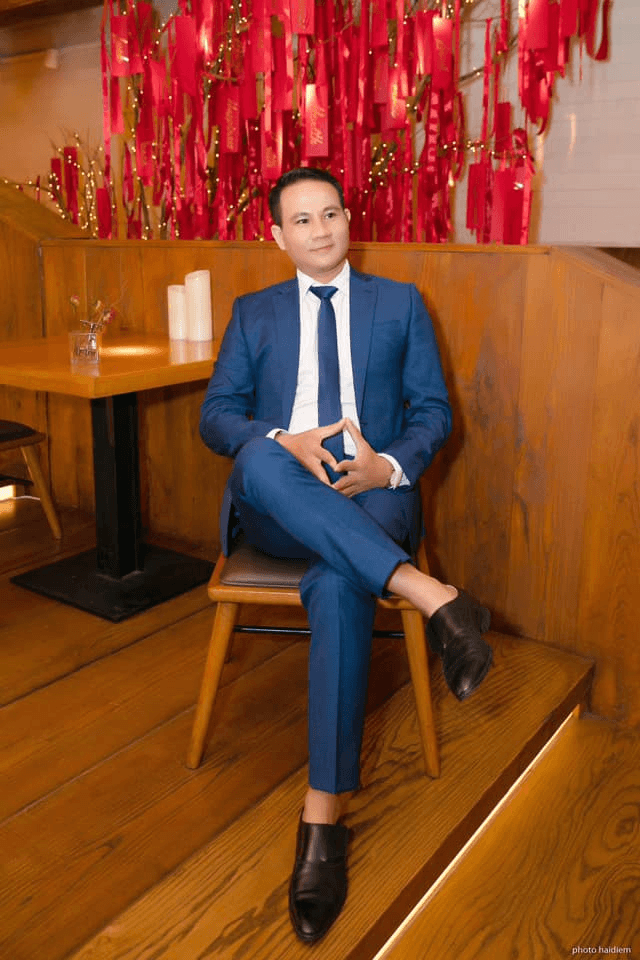 Khách hàng mặc suit xanh navy ngày Tết